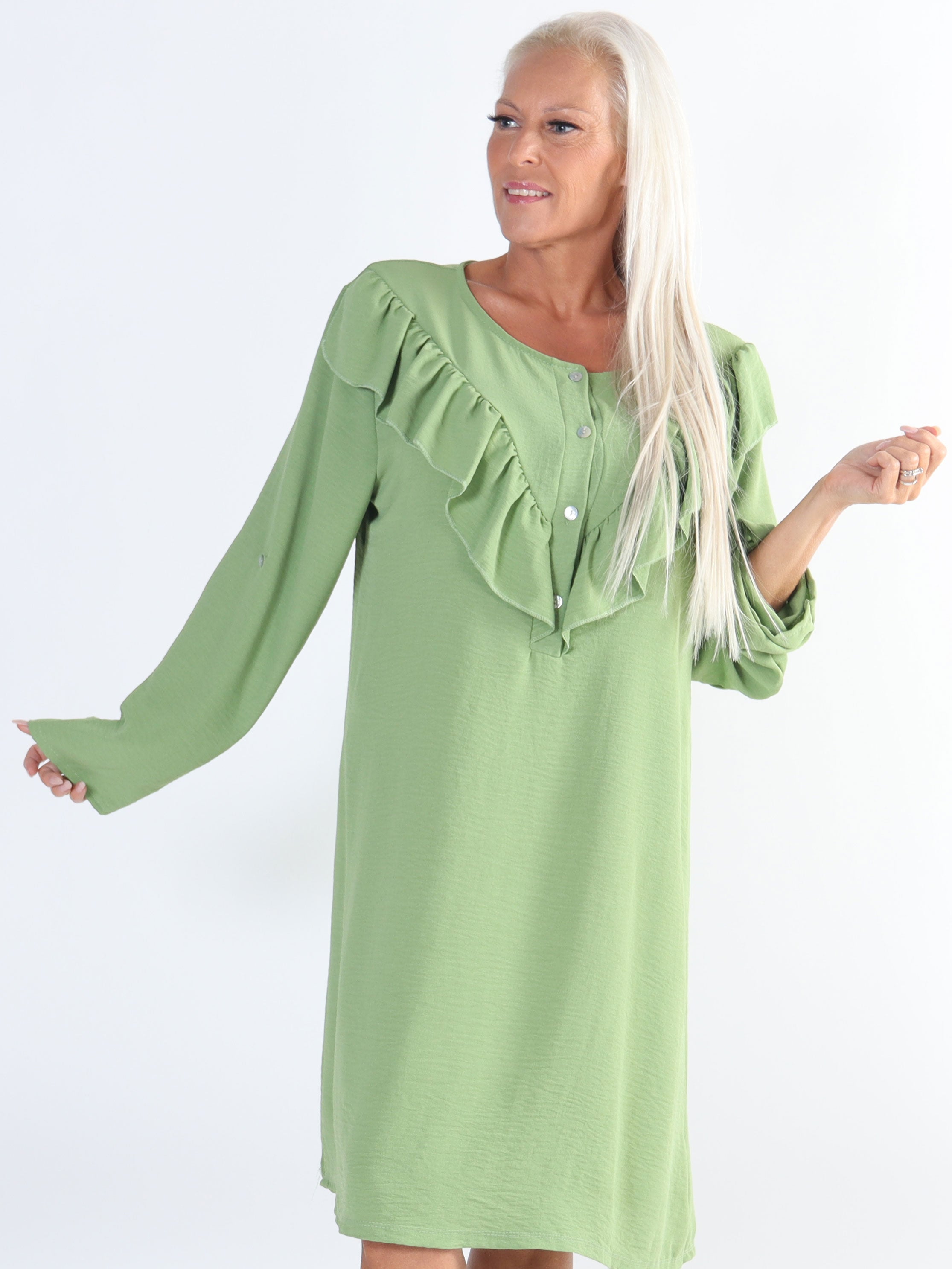 Nicola Dress - Sød plus size kjole med flæser og knapper